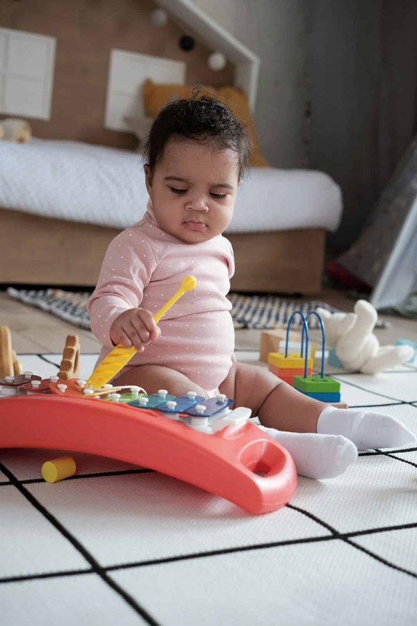 Jouets pour bébé : des idées de cadeaux originales pour favoriser leur épanouissement